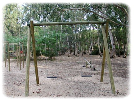 COLUMPIO RÚSTICO DE MADERA CON 2 ASIENTOS.USO PÚBLICO. ASL_282R